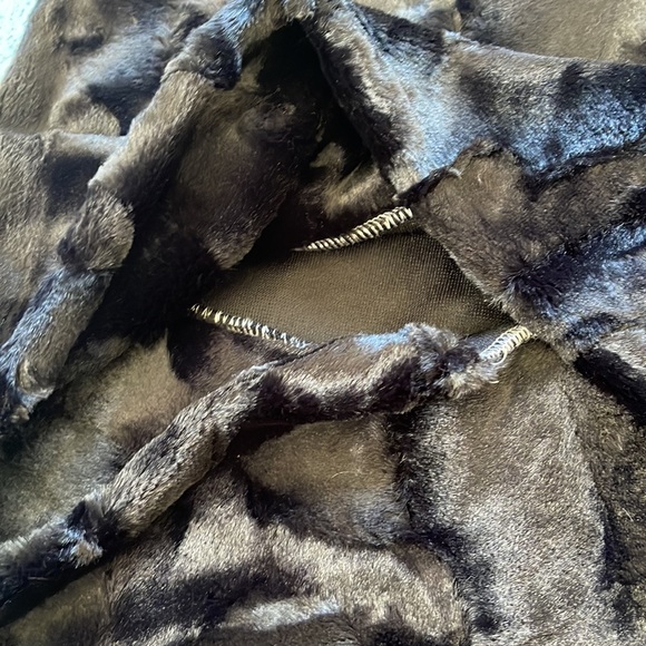 Aspyn Grove 2 fur pillow cover set - Picture 4 of 8